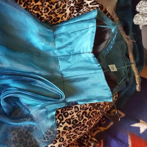 MAKE ME AN OFFER!!!  Beautiful Blue Teal Gown - Picture 4 of 5
